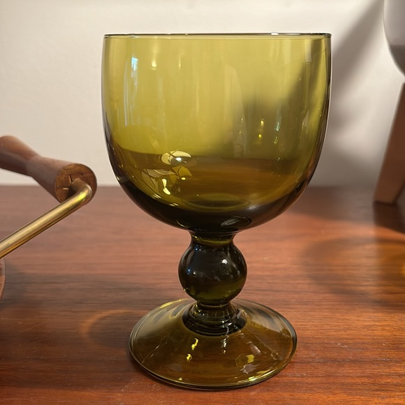 4  green Mid-Mod wine/cocktail glasses - Picture 6 of 8